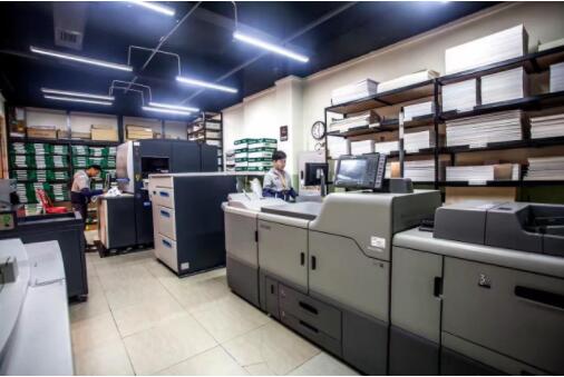 數(shù)碼快印廠現(xiàn)場(chǎng)照.jpg 數(shù)碼快印廠現(xiàn)場(chǎng)照.jpg